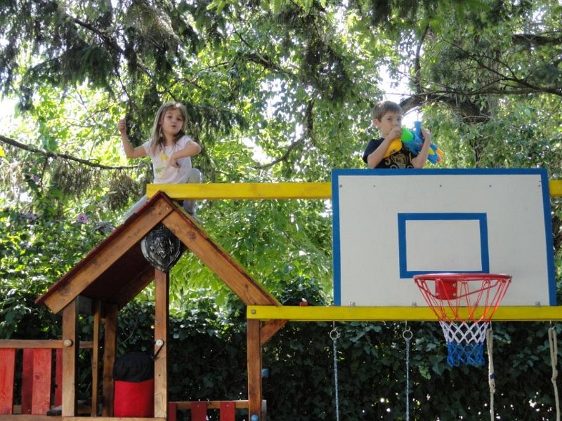 DSC00474 00.JPG - Niki és Ádám 3 méter magasan. A család a szívéhez kap. Dziadzia nyugodt, még emlékszik a gyerekkorára.